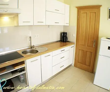 Murter-slanica 4+2 Apartment *